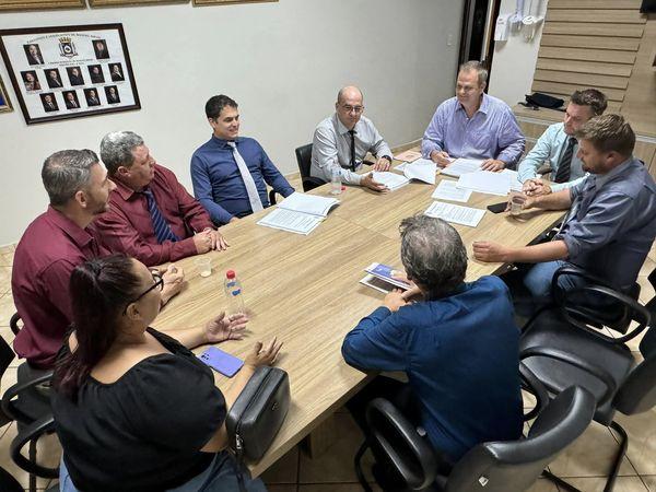 VEREADORES DE MANOEL RIBAS DISCUTEM NOVO REGIMENTO INTERNO E LEI ORGÂNICA MUNICIPAL